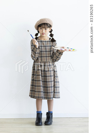 有油漆調色板和畫筆的女畫家 83190265