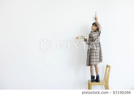 有油漆調色板和畫筆的女畫家 83190266