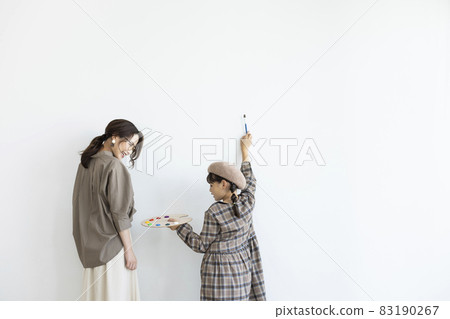 有油漆調色板和刷子的女孩和母親 83190267