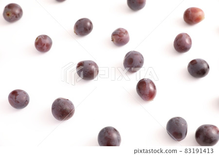 Red grapes isolated in white background Red grapes isolated in white background 83191413