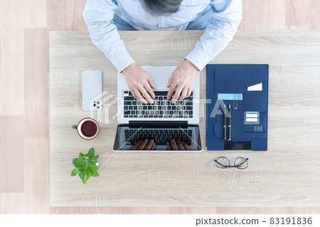 一個男人打筆記本電腦的鳥瞰圖 一個男人打筆記本電腦的鳥瞰圖 83191836
