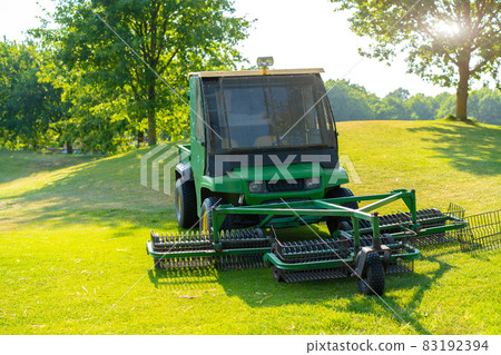 Golf ball piker collector machine Electric car for collect golf balls on field 83192394