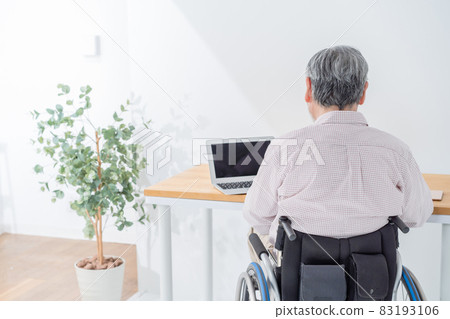 老人輪椅壽命結束 83193106