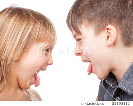 Siblings sticking out tongues 83193312