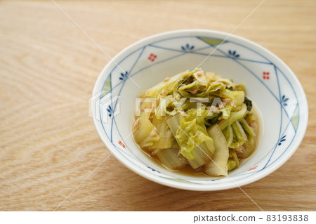 Boiled Chinese cabbage and tuna Boiled Chinese cabbage and tuna 83193838
