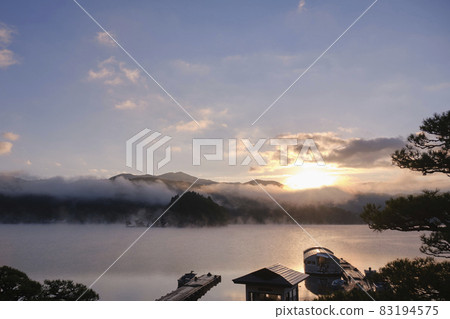 黎明時分被晨霧環繞的野尻湖 83194575