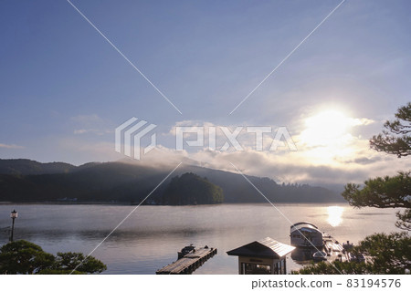 黎明時分被晨霧環繞的野尻湖 83194576