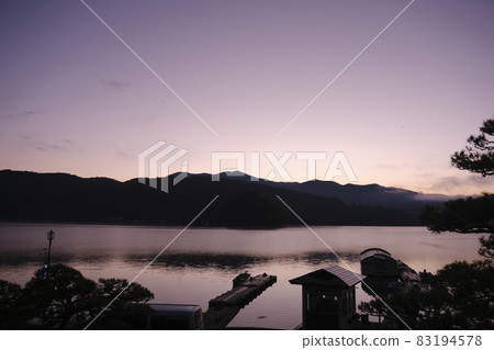 Lake Nojiri surrounded by the morning mist at dawn Lake Nojiri surrounded by the morning mist at dawn 83194578
