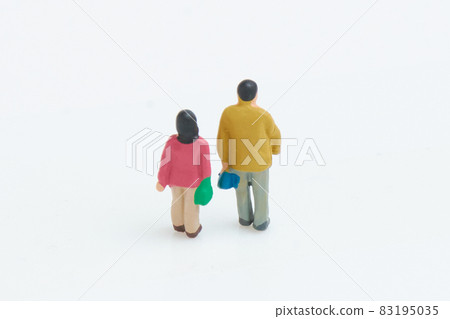 Male and female figures 83195035