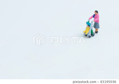 一個女人漫步嬰兒車 一個女人漫步嬰兒車 83195036