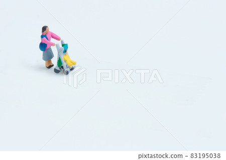 一個女人漫步嬰兒車 83195038
