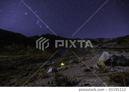 《富山縣北阿爾卑斯》鶴澤露營地的星空和獵戶座 83195112