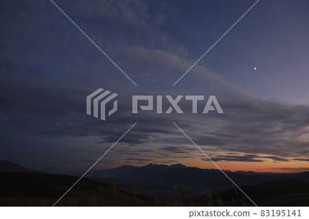 Crescent and Southern Alps sunset Crescent and Southern Alps sunset 83195141