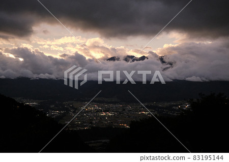 Bird's-eye view of the evening view of Ina Valley 83195144