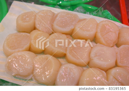 市場上出售的新鮮扇貝內收肌 市場上出售的新鮮扇貝內收肌 83195365