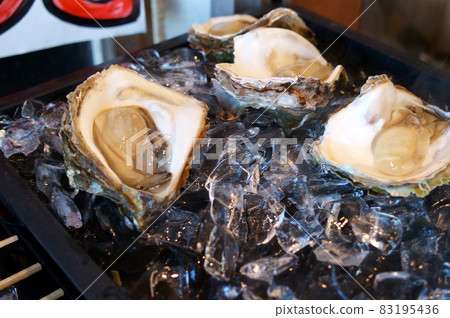 Choose fresh oysters on the market Choose fresh oysters on the market 83195436