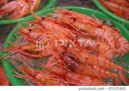 Purchasing fresh shrimp on the market 83195842