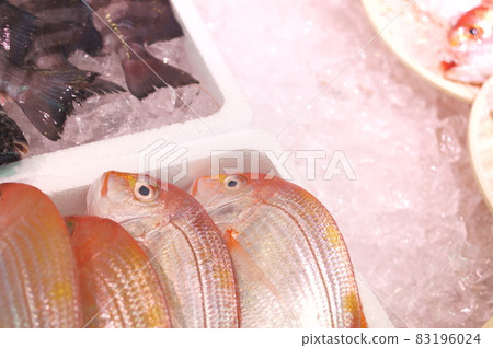 Purchasing fresh sea bream at the market Purchasing fresh sea bream at the market 83196024