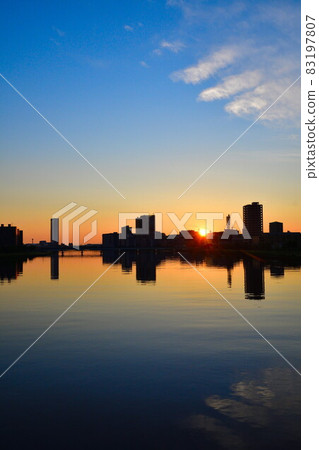 信濃川晨景（新潟縣） 83197807