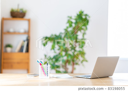 室內筆記本電腦遠程辦公 83198055