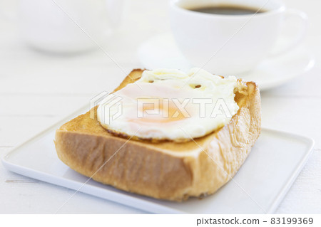 美味的煎蛋配厚片吐司和熱咖啡 美味的煎蛋配厚片吐司和熱咖啡 83199369