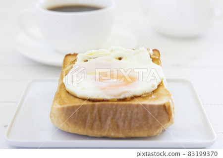 美味的煎蛋配厚片吐司和熱咖啡 美味的煎蛋配厚片吐司和熱咖啡 83199370
