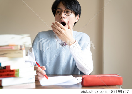 戴眼鏡學習的男學生 戴眼鏡學習的男學生 83199507