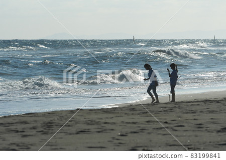 在表浜海岸玩海的年輕女子渥美半島 83199841