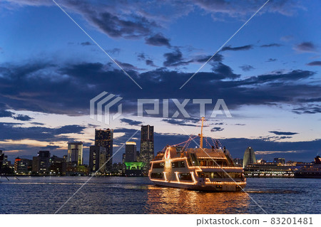 Evening view of Yokohama Port where sightseeing boats enjoy 83201481