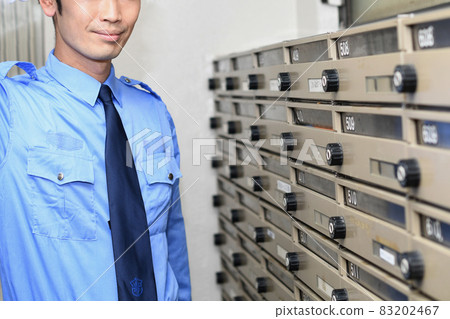 戴帽子的年輕人和統一的巡邏警衛 83202467