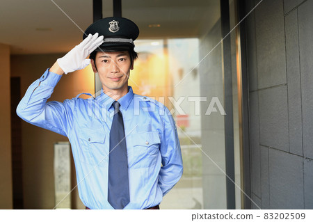 戴帽子的年輕人和統一的巡邏警衛 83202509