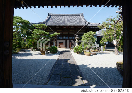 Gojo City, Nara Prefecture, overlooking the main hall from the mountain gate of Koya Kaido Homanji Temple Gojo City, Nara Prefecture, overlooking the main hall from the mountain gate of Koya Kaido Homanji Temple 83202848