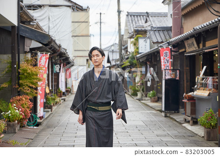 穿著和服走在日田市豆田町的年輕人 83203005