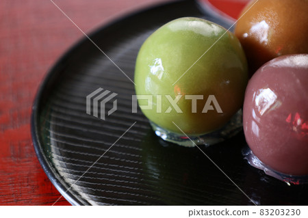 A bean paste ball placed on a plate in the background of a lacquered board 83203230