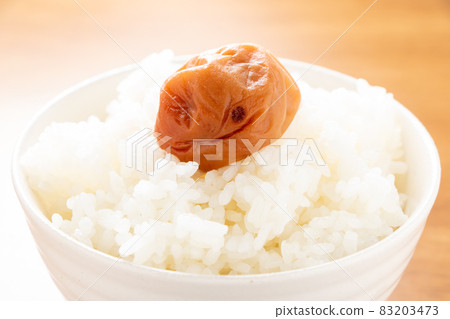 米飯上的蜂蜜李子（調味梅干）。 83203473