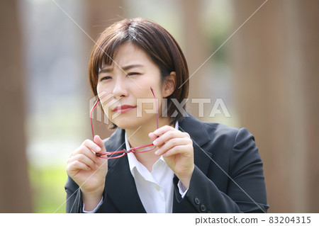 Woman squinting 83204315