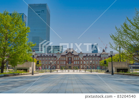 【都市風光】初夏進入緊急狀態，人煙稀少的東京站，新綠閃耀的好天氣 83204540