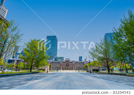 【都市風光】初夏進入緊急狀態，人煙稀少的東京站，新綠閃耀的好天氣 83204541