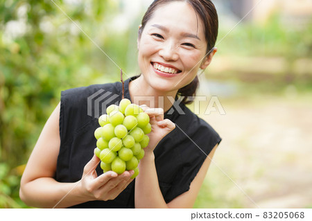 Woman with muscat Woman with muscat 83205068