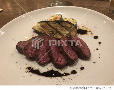 時尚的肉類菜餚 時尚的肉類菜餚 83205286