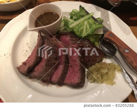 時尚的肉類菜餚 時尚的肉類菜餚 83205288