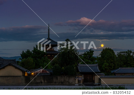 Ikaruga Town, Nara Prefecture, a harvest moon rising from the other side of the three-storied pagoda of Hokiji Temple, a World Heritage Site 83205432