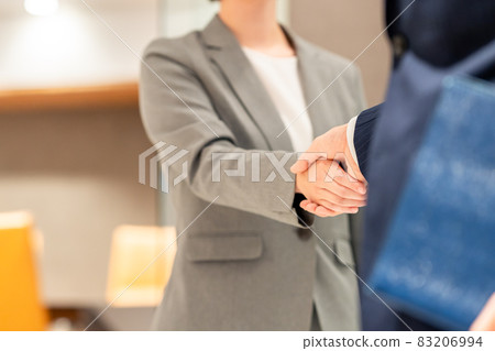 商務人士握手 圖片合作:WEEK Shibadaimon(Sun Frontier Fudousan) 商務人士握手 圖片合作:WEEK Shibadaimon(Sun Frontier Fudousan) 83206994