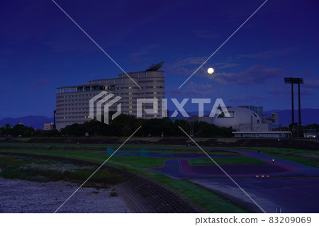 秋天的早晨,滿月落在長良川河畔 秋天的早晨,滿月落在長良川河畔 83209069