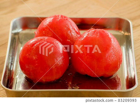 Cleanly stripped tomatoes Cleanly stripped tomatoes 83209393