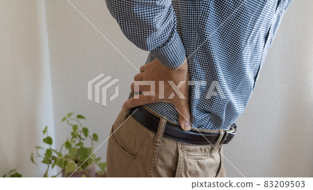 一個背痛的商人 | 一個在家工作的男人 一個背痛的商人 | 一個在家工作的男人 83209503