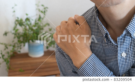 一個肩膀僵硬的男人 一個肩膀僵硬的男人 83209504