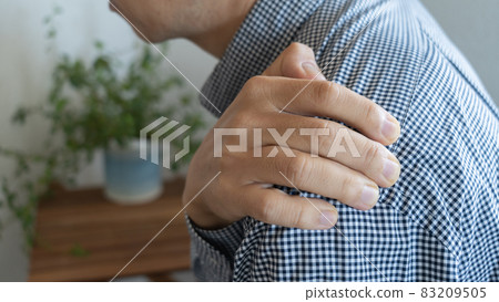 一個肩膀僵硬的男人 一個肩膀僵硬的男人 83209505