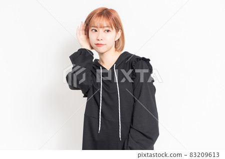 一個聽謠言的年輕女人 一個聽謠言的年輕女人 83209613