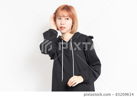 一個聽謠言的年輕女人 一個聽謠言的年輕女人 83209614